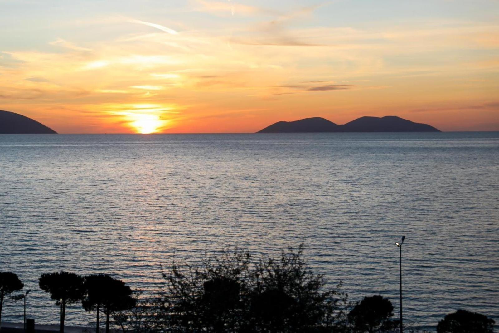 Ej Beachfront Luxury Vlorë